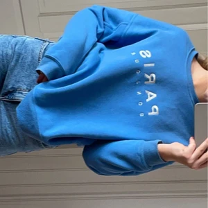 Blå sweatshirt  - Säljer denna jätte sköna tröjan pågrund av att den tyvär inte kommer till användning längre. Den är i bra skick och har inte använd mycket. Passformen är bra och det är mjukt material💙