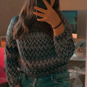 Hm mönstrad linne/tröja 😍 - Super fin! Mönstrad linne/tröja från hm, var super trendiga förut men inte lika inne nu, super fint att ha på sig på sommaren samma med vintern! 🥰 köparen står för frakt! :)  hör gärna av dig om du är intresserad !!!❤️❤️