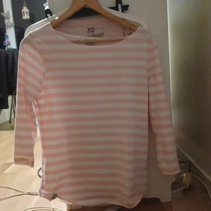Rosa Randig Tröja  - Säljer denna Tröja då den är lite för stor på mig, den har aldrig användts och är helt ny.