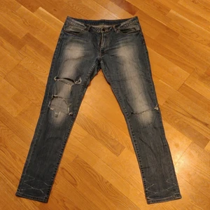 Low rise ripped jeans slim fit  - Vintage low rise jeans. Hål i jeansen är DIY.