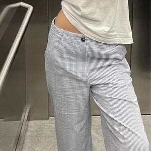 Randiga byxor - Så himla snygga randiga byxor i vitt och blått! Så sköna och passar till allt!