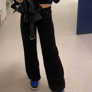 Svarta jeans  - Ett par svarta jeans som inte heller kommer så mycket till användning🖤🖤