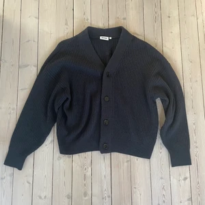 Weekday Cardigan  - Mörkblå cardigan från weekday med oversize fit! Kan båda mötas upp och levereras!
