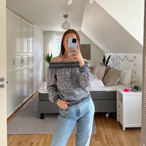 Michael Kors topp - Off-shoulder blus från Michael Kors i strl XS. I väldigt fint skick, använd ett fåtal gånger. Har möjlighet att mötas upp för köp i innerstan. 