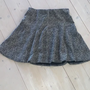 Kjol - Svart och vit kjol, mönstret ser typ ut som myrornas krig, köparen står för frakt 