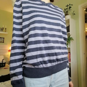 Randig stickad tröja - Liten i storleken