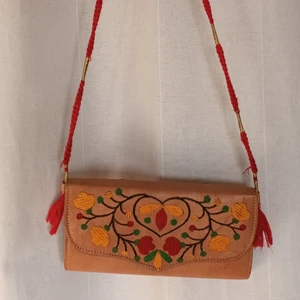 Liten axelremsväska med broderi - 24 cm bred, 12.5 cm hög