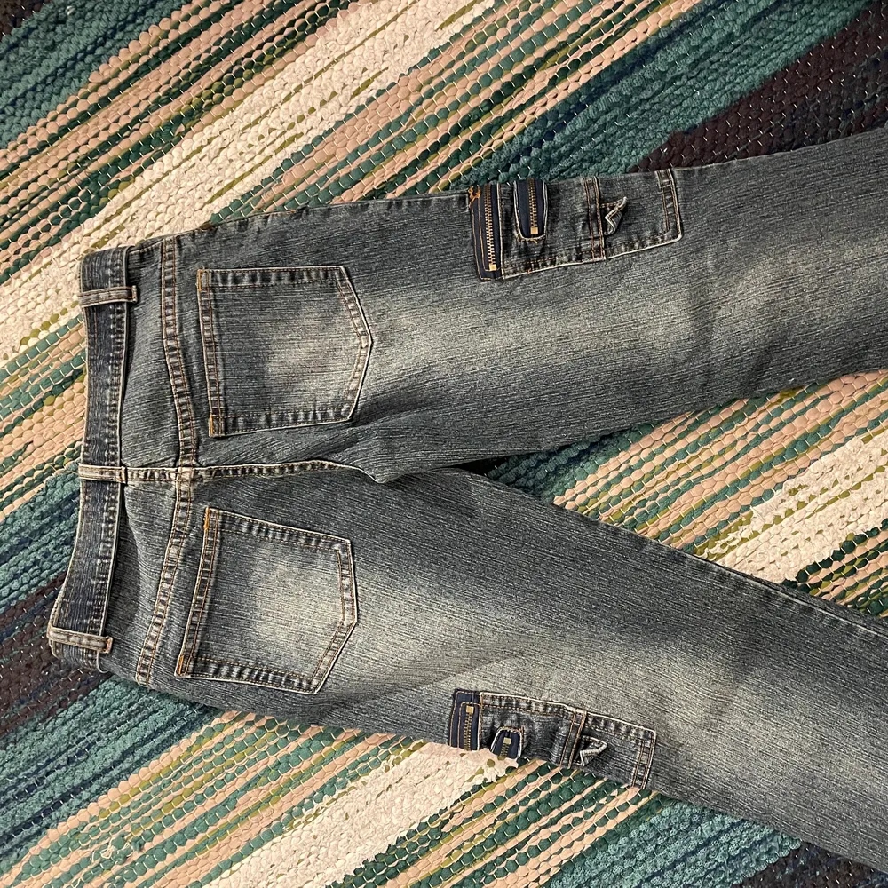 snygga low waist bootcut jeans, väldigt y2k! tyvärr alldeles för små för mig med S som är 172cm:( innerbenslängd: 74cm, midjemått: 65cm, passar nog XXS/XS. Jeans & Byxor.