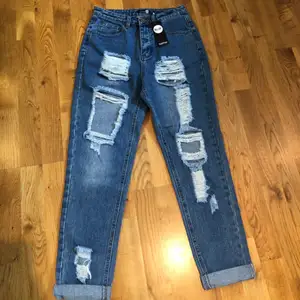 Oanvända mom jeans från boohoo. Stl 36. Uppvikta på bilderna men går såklart att vika ner. Säljes pga för stora. 100 kr 