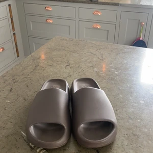 Adidas yeezy slides  - Köpt från dripplug för ungefär 4-5 månader sen, väldig sköna och bekväma tofflor med mjukt matrial