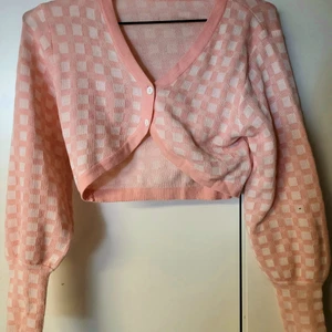 Söt kofta - Rosarutig kort kofta som är jättefin och kan piffa upp en annars tråkig outfit! Jag tycker om den men hade personligen föredragit art den satt mer oversized. Istället sitter den perfekt på mig som vanligtvis har M 💗