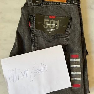 Levis 501 strl 29/32 helt nya med tags - Gråa Levis 501 byxor kom med bud.