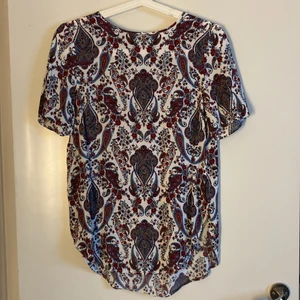 Superfin blus  - Jättesnygg blus med ett ursnyggt mönster i röda/orangea samt blåa toner! Storlek S❤️‍🔥❤️‍🔥❤️‍🔥