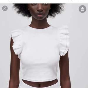 Säljer denna vita volangtoppen från Zara som är slutsåld, har använt cirka tre gånger och säljer pågrund av att den inte kommer till användning💕 Köpte den för 149kr (Köparen står för frakten)🤎