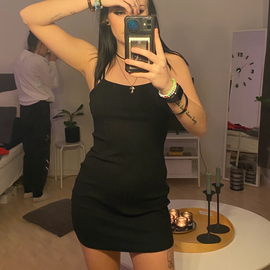 Svart liten ribbad klänning i M