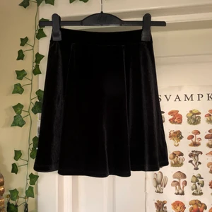 sammet kjol - Kort svart sammets kjol från hm med dragkedja där bak. Köparen står för frakten❣️
