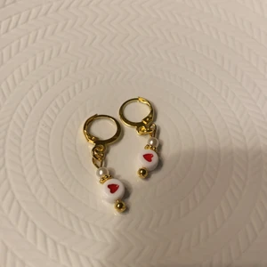 Örhängen - Superstat örhängen med små hjärtan❤️