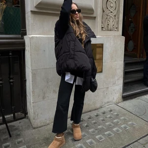 väst från zara🖤🖤🖤 - Använd en gång, väldigt användbar nu när våren är på gång 🖤🖤 köpte den från zara och är slutsåld. köparen står för frakt budgivning om flera intresserade 🖤🖤🖤