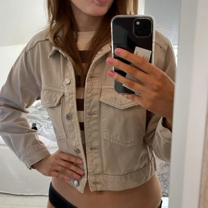 Jeansjacka - Cropped Jeansjacka från Gina tricot. Super bra skick, som nytt. Använd fåtal gånger. Strl S, passar 175cm💕