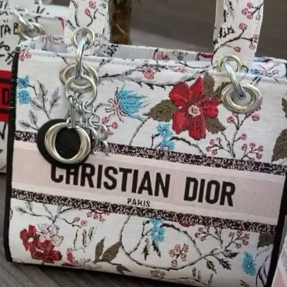 Säljer min Dior väska helt ny , fick den som present! Väldigt bra skick!! Flera bilder finns om man intresserad! OBC: Svarar bara seriösa köpare! . Väskor.