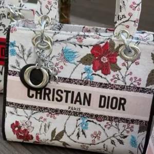 Säljer min Dior väska helt ny , fick den som present! Väldigt bra skick!! Flera bilder finns om man intresserad! OBC: Svarar bara seriösa köpare! 