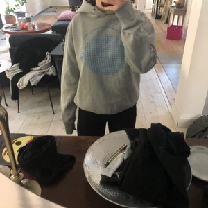 Hoddie  - En grå hoddie i storlek s-m. Haft länge men knappt använd å är i bra skick!