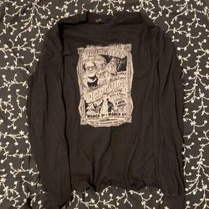 En svart långärmad tröja med tryck köpt på Brandy Melville. Aldrig använd. Skriv privat för mer frågor❤️