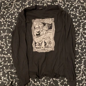 Dracula/Frankenstein tröja - En svart långärmad tröja med tryck köpt på Brandy Melville. Aldrig använd. Skriv privat för mer frågor❤️