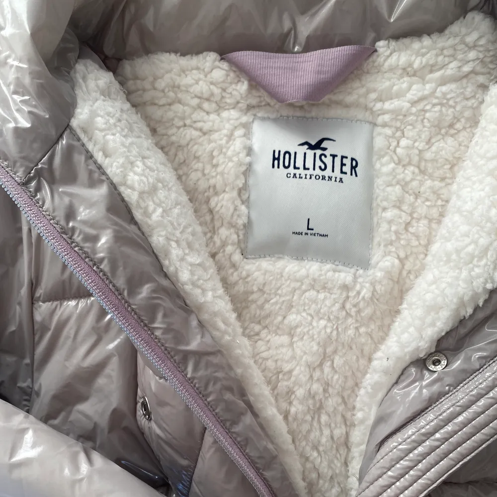 En mjuk och varm Hollister jacka i storlek L men passar mig som oftast har S men när jag köpte den ville jag att det skulle va lite oversized. Endast används ett par gånger och det finns bara ett hål på ärmen som är igensytt💕. Jackor.