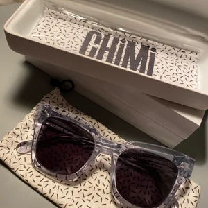 Chimi solglasögon  - Säljer dessa i modellen 005 litchi i nyskick🤍 köp för 400+frakt🤍