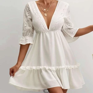 Vit student klänning - Säljer denna jättefina och oanvända vita klänning. Har endast provat den en gång. Passar perfekt till studenten! Säljer den pga har hittat en annan studentklänning😊 Storlek M. Kvaliten känns bra och den är inte genomskinlig, man kan se genom i vissa ljus om man har svarta underkläder, men med ljusa är det lugnt☺️ säljer för 95kr + köparen står för spårbar frakt (66kr) 