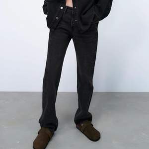 Mörk gråa Zara Jeans, i storkel 38. Modell; straight. Helt oanvända med lapp kvar.