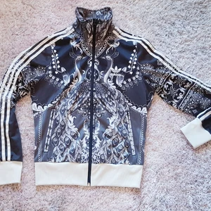 Adidas zip hood tröja använd 1 gång  - As snygg Adidas tröja stl 36 använd 1 gång sen tvättad. Nypris 800:-a mitt pris 500:-