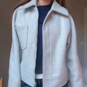 Grå kort kappa nakd - Säljer nu min super snygga populära kappa ifrån NAKD som är heelt slutsåld. Så perfekt nu till våren. Jättefint skick, bara lite nopprig. Jackan tvättas och noppras innan jag postar! Nypris: 700kr. Bild 1 och 3 är mina egna bilder, bild 2 lånad. (Säljer bara vid bra bud) buda eller köp direkt för 640+frakt