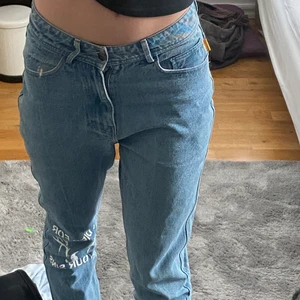 Lågmidjqde byxor med cool design - Köpta på Stockholms stadsmission. Strlk w28 L31. Säljer pga är för små för mig och för min smak. Står på knät ”I died for your sins ” ovh på höften ”destroy ”. Köpta för 250kr. Säljer för 150. Köparen står för frakten.