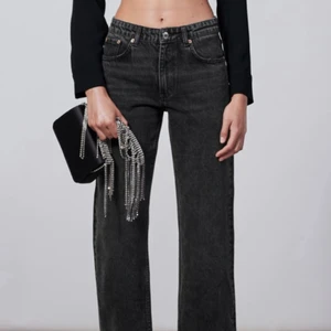 Zara mid rise jeans - Säljer mina slutsålda jeans från zara i strl 36 💕.                      Står ej för frakt.