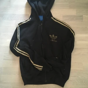 Baggy adidas hoodie😍 - Skit snygg baggy adidas hoodie 😍vill inte sälja men behöver pengar 