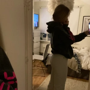 Levis jeans - Säljer mina vita manchester jeans från Levis pga att de är allderles för små för mig tyvär som är 164  ❤️ Köpta för ca 1200kr säljer för 370 kr + frakt på 66kr ❤️❤️