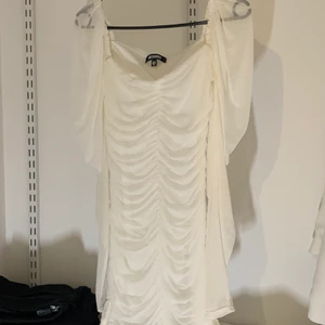 Vit klänning - Passar perfekt till studenten eller skolavslutning! Endast testad