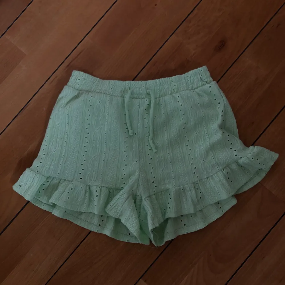 Supersnygga shorts från zara! Köpte 2019, har använt ganska mycket men det är i så bra skick! Strl 140 men passar mig med xs 💚. Shorts.