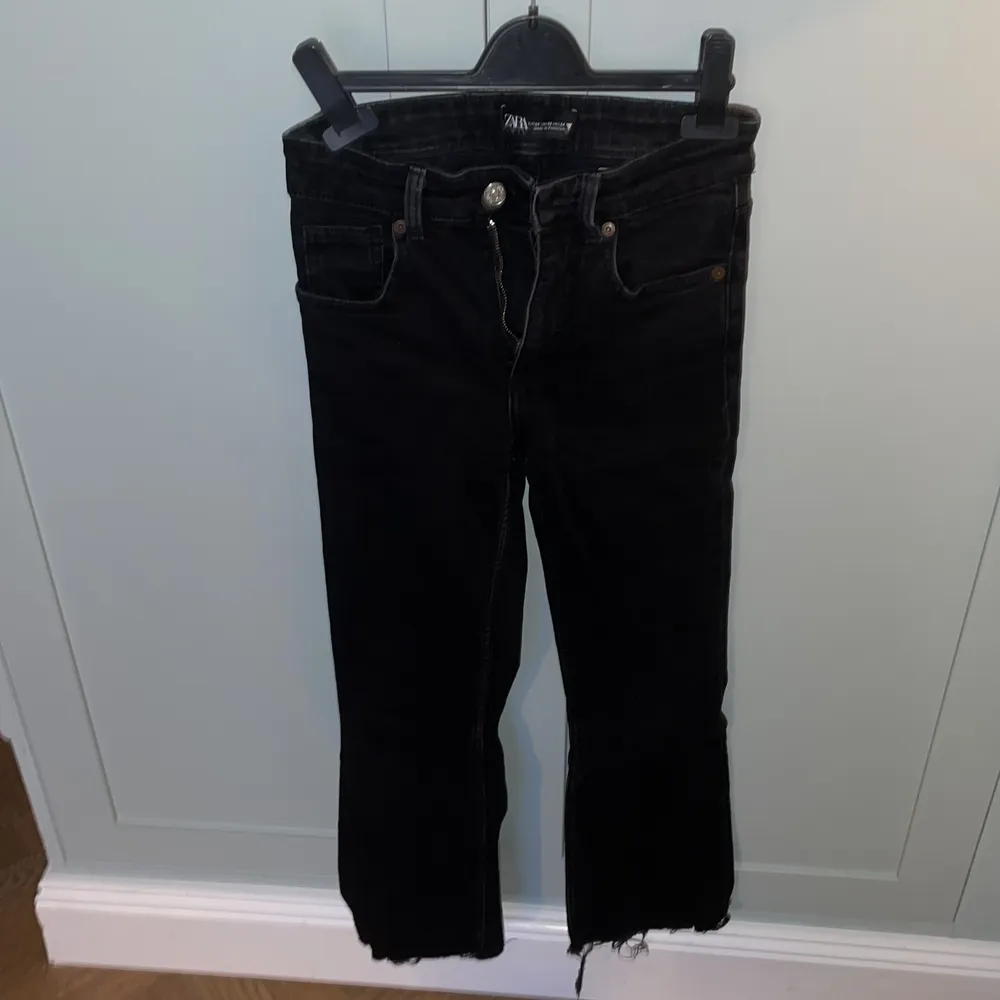 Jeans från Zara i svart . Jeans & Byxor.