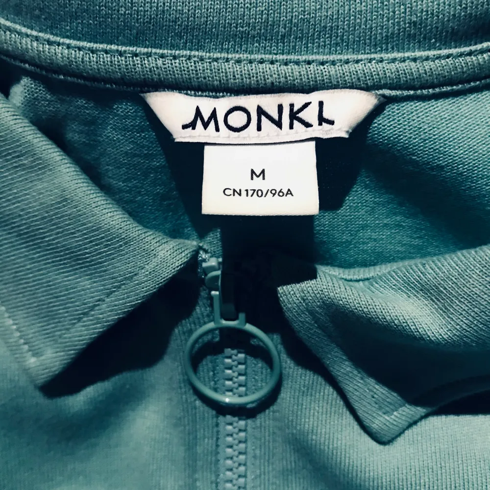 Mintgrön tröja från Monki. Änvönd enbart ett fåtal gånger så den är i nyskick. . Tröjor & Koftor.