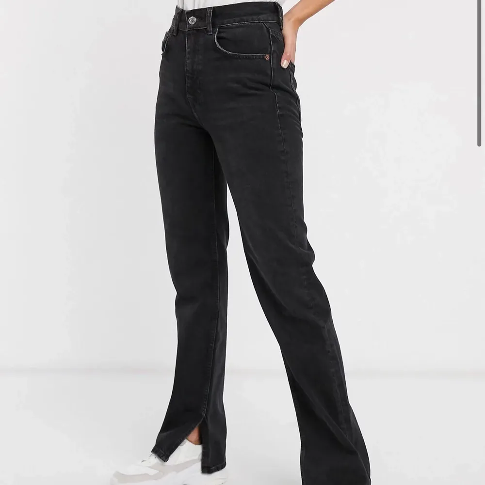 Säljer slutsålda jeans ifrån asos! Storlek 32 mid raised orginal pris 399kr 💓 . Jeans & Byxor.