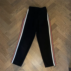 Byxor från & Other Stories  - Byxor från & Other Stories i svart med färgglada ränder 