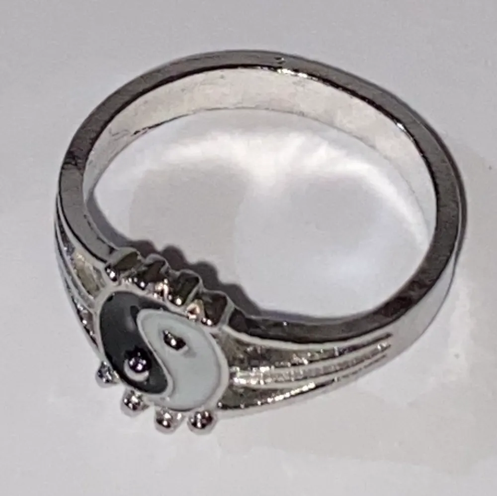 Yin-yang silverring med små detaljer.. Accessoarer.