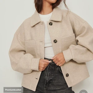 Vår jacka - Säljer min beiga korta kappa från Na-kd. Använd ett fåtal gånger i storlek 32. Nypris: 899kr mitt pris: 500kr.💗