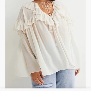 Blus  - Säljer denna suuuper fina blusen från hm. Endast använd en gång💓den är i storlek s men skulle även passa en m. Jag brukar ha xs och den sitter oversized på mig! 