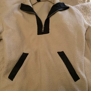 Pile hoddie  - En fin pile hoddie, använd en gång så därav fint skick. Storlek XS och märket är SOC