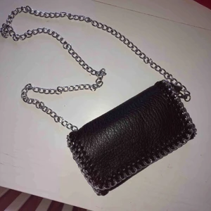 SÖKER SVART/GRÅ LITEN TIAMO VÄSKA!!! - SÖKER SVART/GRÅ LITEN TIAMO VÄSKA! SKRIV I KOMMENTARERNA O MDU HAR ELLER KONTAKTA MIG🥰 HELST LITEN🥰 LÅNADE BILDER!!!🥰