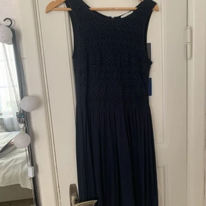 Mörkblå finklänning - Storlek S (36-38), använd en gång. Mjuk klänning som följer kroppens former. Zickzack mönster på framsidan